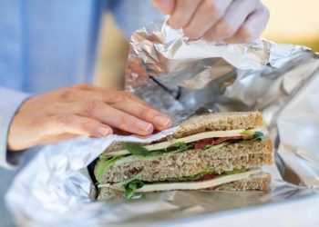 Dit is waarom je aluminiumfolie beter niet als verpakkingsmiddel voor je restjes kan gebruiken