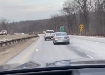 Man die bumperkleeft en rechts inhaalt, ervaart ultieme karma