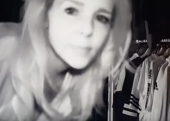 Chantal Janzen krijgt iets te kleine broek nog maar net aan! (VIDEO)