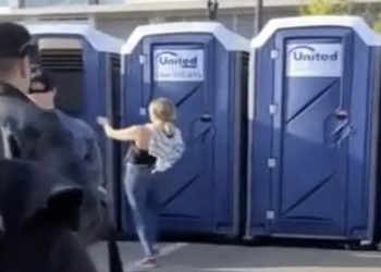 Je weet dat je het echt naar je zin hebt op een festival wanneer je zo een Dixi binnenstapt