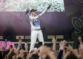 Joost Klein terug op stage met bijzondere boodschap voor Songfestival