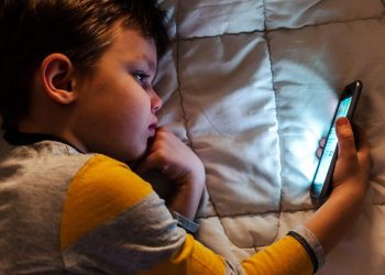 Laura: “Ik heb het recht om in de telefoons van mijn kinderen neuzen.”