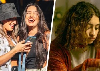 Ze ontdekt dat haar vriendinnen kwaad achter rug spreken