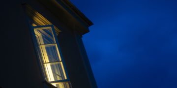 Video: Dit is waarom je nooit je raam open moet laten met de lichten aan