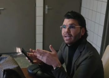 Roy Donders maakt een foutje, en is betrapt met beste vriend