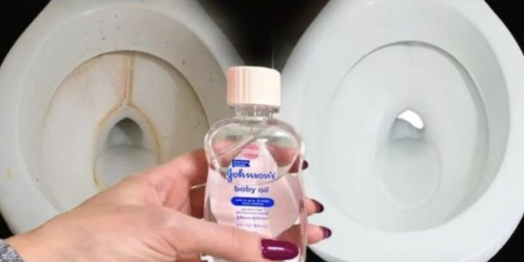 Ze spuit een beetje babyolie in haar toilet – De reden? Voortreffelijk