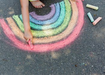 Dit bedrag betaal je als jouw kind door een BOA betrapt wordt op stoepkrijten