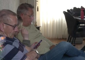 William (52) woont met zijn tienerdochter bij zijn 77-jarige vader. Dit kan toch niet?