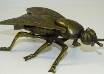 Weet jij nog waar deze metalen vlieg vroeger voor werd gebruikt.. Weinig mensen weten dit!