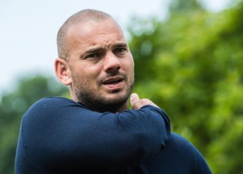 BEELDEN: Wesley Sneijder gespot met een super jonge dame..