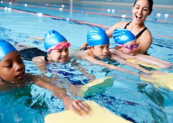 Experts luiden de noodklok: zwemles wordt steeds duurder, steeds meer kinderen zonder zwemdiploma