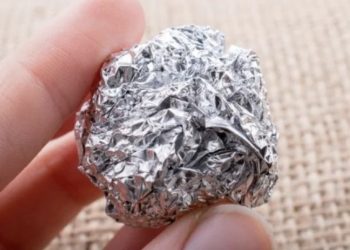 Hij legt een aluminiumfolie propje in zijn kledingkast – de reden? Ik ga dit gelijk proberen!