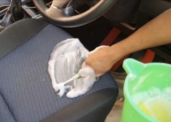 Vieze autostoelen? Gebruikt dit goedkoop natuurlijk goedje en ze zijn weer als nieuw.