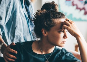 Vrouw vind een schokkend briefje haar man’s zak op zijn begrafenis