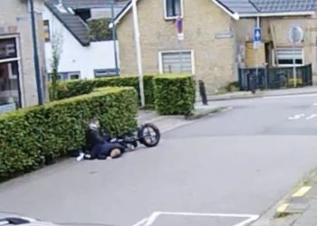 Fatbikers negeren stopbord en worden aangereden door auto (VIDEO)
