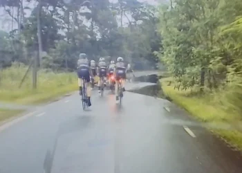 Video: Automobilist geeft hardnekkige wielrenners een nat pak