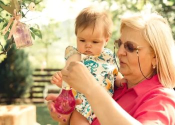 Oma staat er voor open om op de kleinkinderen te passen maar ze wilt wel geld