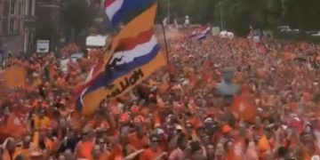 Video: 60.000 Oranjefans zetten Hamburg op zijn kop en zorgen voor aardbeving