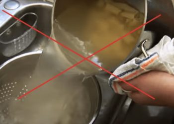 Ik goot altijd mijn pasta af met een vergiet boven de gootsteen. Na deze gouden tip? Nooit meer!