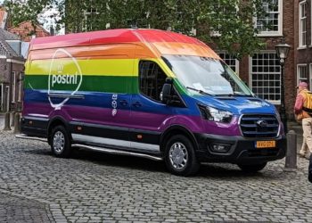 PostNL-klantenservice slaat keihard terug naar mensen die boos zijn door regenboogbussen