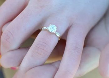 Hij vroeg zijn vriendin ten huwelijk met een prachtige ring: “ze vroeg me waar de echte was”