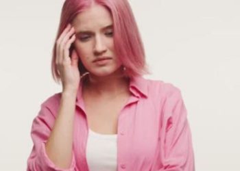 Mijn vriendin eist dat ik mijn roze haar verf voor haar bruiloft