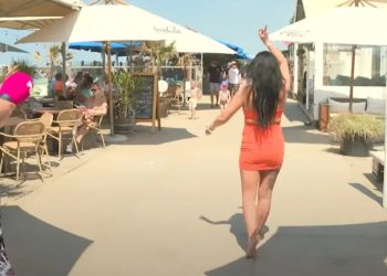 Nicol Kremers komt Peter Gillis tegen op het strand: ‘Oooh nee!’