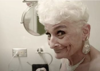 Oma (86) date met jonge toyboys op Tinder: “Veel jonge vrouwen kunnen niet aan mij tippen!”