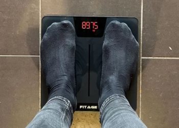 “Nieuwe trend in de luchtvaart: passagiers moeten op de weegschaal bij deze vliegmaatschappij”