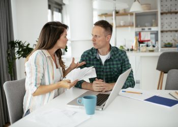 “Ben ik fout omdat ik niet wil dat mijn man over het geld in ons huishouden gaat?”