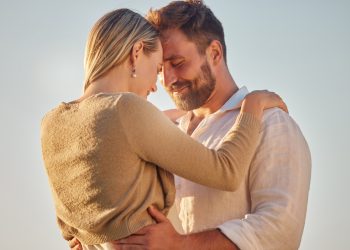 “Mijn vrouw wil dat ik het huwelijkscadeau van mijn zus teruggeef omdat onze broer-zus dans “te” intiem was”