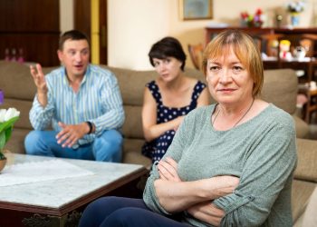 Moeder weigert hulpbezoek voor schoondochter en zoon vanwege logeerplek