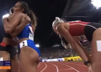 ZIEN: Cameraman is een fan van de vrouwen op de 200-meter bij de Olympische Spelen