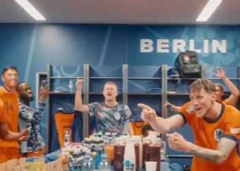 Zien: Nederlands Elftal viert overwinning op Turkije uitbundig in de kleedkamer