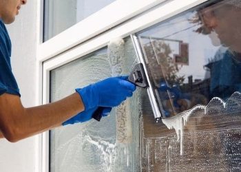 Op alleen déze simpele manier maak jij je ramen streeploos schoon! (weet bijna niemand)