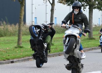 Hangjongeren terroriseren buurt in Amsterdam-Oost: ’jongeren spelen een spelletje met agenten’