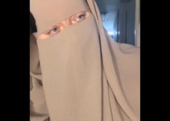 Nederlandse studente weigert haar gezichtsbedekking af te doen in de klas