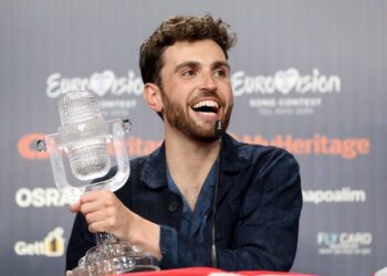 Duncan Laurence zingt het volkslied bij Grand Prix van Nederland in Zandvoort