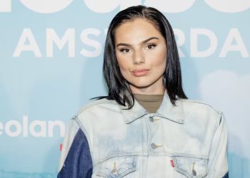 Famke Louise gaat carrièrekeuzes uitleggen aan haar zoon