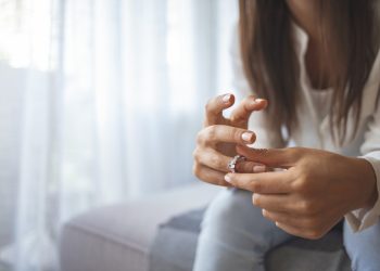 “Ik wil scheiden en mijn kind verlaten omdat ik niet de biologische moeder ben”
