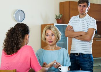 “Ben een slechte moeder omdat ik mijn zoon en zijn zwangere vriendin niet bij mij laat intrekken?”