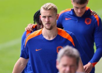 Oei! Matthijs de Ligt rijdt door na ongeluk..