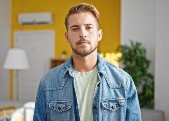 Damiën (24): “Ga ik mijn relatie beëindigen door één foute nacht? Dit is wat er gebeurde!”