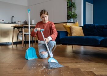 Ik laat mijn stiefdochter Emma alle taken doen in het huis