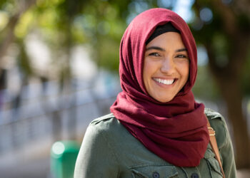 De strijd van Aisha: “Ik word nergens aangenomen vanwege mijn hoofddoek”