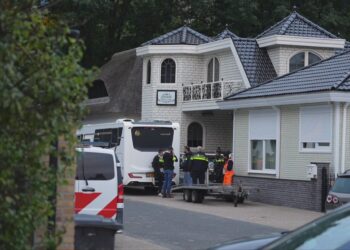 De politie-inval was bij deze reality-sterren uit Bij Ons Op Het Kamp