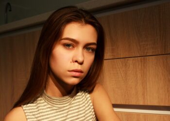 Janine (28): “Ik heb het grote geheim van mijn zus onthuld aan haar verloofde”