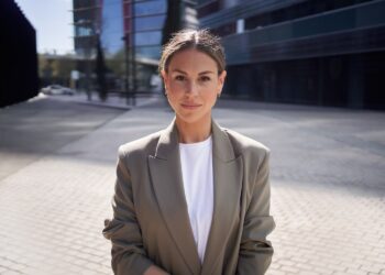 Mira (41): “Mijn collega’s dubbele leven zorgt voor een dilemma dat me verscheurt”