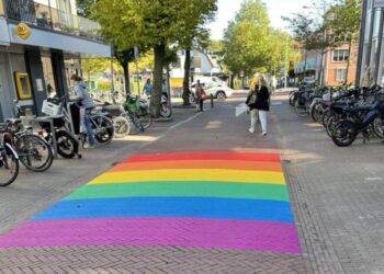 Beelden: Gloednieuw regenboogpad in Nieuw-Vennep vernield tijdens haatactie