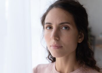 Dani (27): ‘Mijn schoonfamilie wil ons kind niet zien omdat hij mijn achternaam draagt’